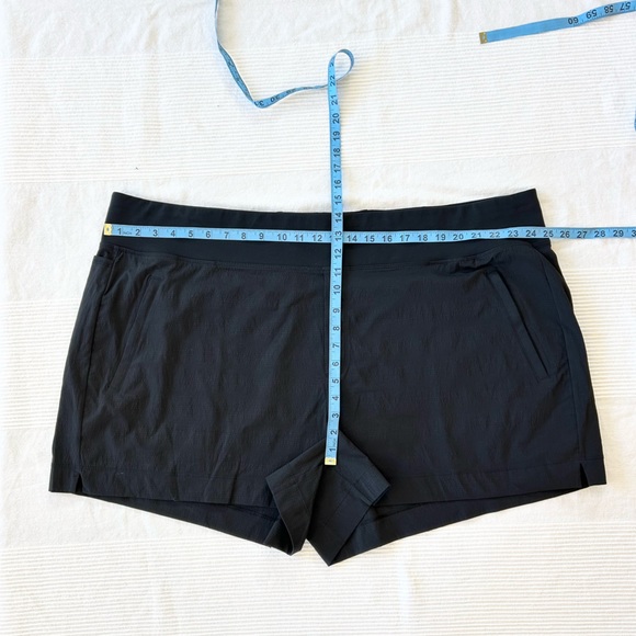 NWT Athleta Trekkie North Short in Black - Picture 7 of 15